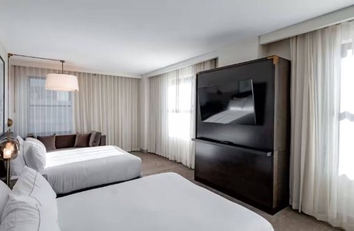Downtown Des Moines Hotel | Historic Downtown Hotel Near Wells Fargo Arena, Dining, and Entertainment