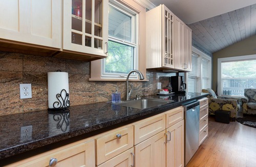 River Terrace Cottage | Historic Downtown │Walk Everywhere │Private Hot Tub │One Block to River