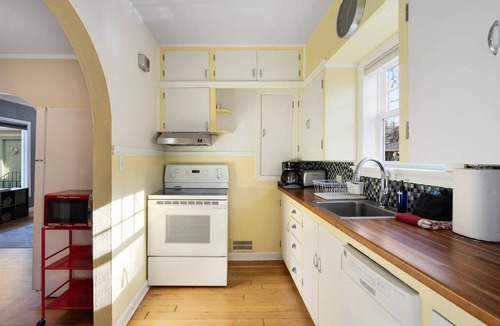 Old Bend Condo | Historic Drake Cottage 30 Day Rental. Across from Drake Park, Mirror Pond, downtown Bend. Furnished.