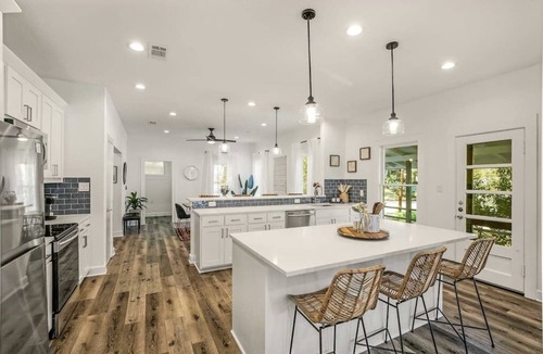 Clarksville House | Historic DT Bungalow | Sleeps 10 | Walk Everywhere