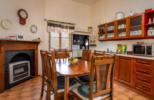 Stanthorpe Cottage | Historic Elegance in the Heart of Wine Country - Dillons Cottage Stanthorpe!