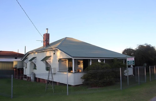Stanthorpe Cottage | Historic Elegance in the Heart of Wine Country - Dillons Cottage Stanthorpe!