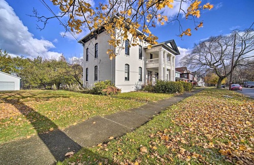 Erie Apartment | Historic Family Home 2 Mi to Lake Erie & Zoo!