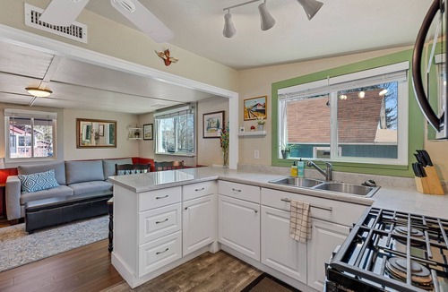 Flagstaff Cottage | Historic Farmhouse close to Downtown