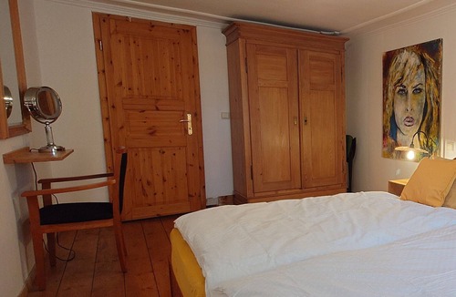 Rhodt unter Rietburg House | Historic farmhouse in the village center. Family-friendly. Pet friendly!