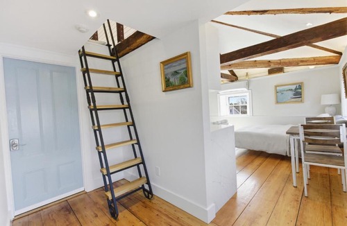 Marblehead Apartment | Historic flat - Old Town - 5 min to Salem, beach