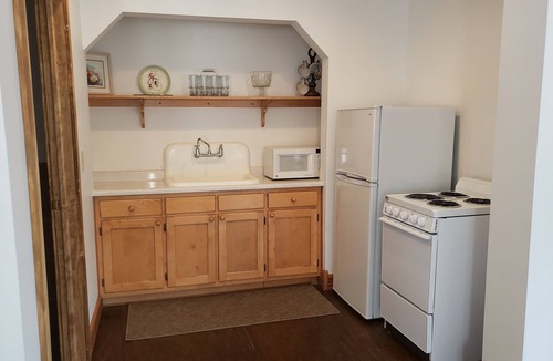 Bartlett Cabin | Historic Hardware Inn with River Views: Suite 102