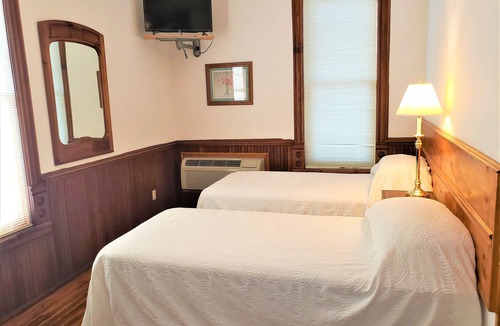 Stockport Cabin | Historic Hardware Inn with River Views: Suite 200