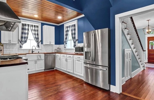 Wilmington Historic District House | Historic Home in Downtown Wilmington - One Block from Riverwalk -King Size Beds