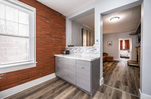 Mount Vernon Apartment | Historic Home Next to Cornell College
