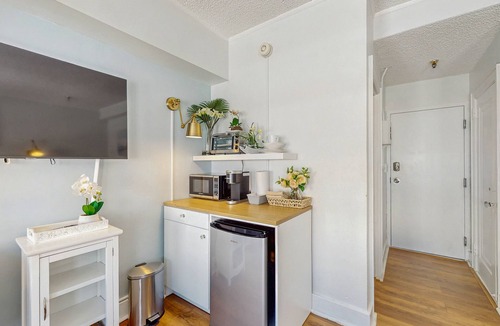 Palm Beach Hotel | Historic hotel studio 2 blocks from beach with on-site pool and veranda