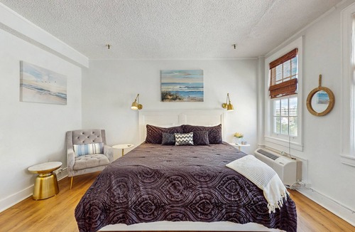 Palm Beach Hotel | Historic hotel studio 2 blocks from beach with on-site pool and veranda