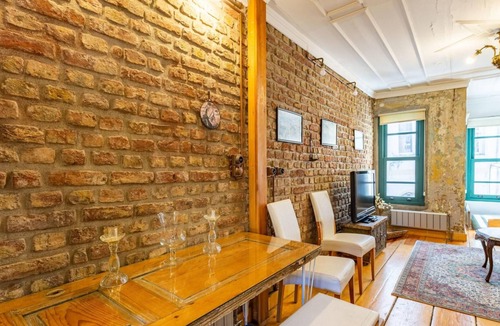 Balat Villa | Historic House near Popular Landmarks in Balat