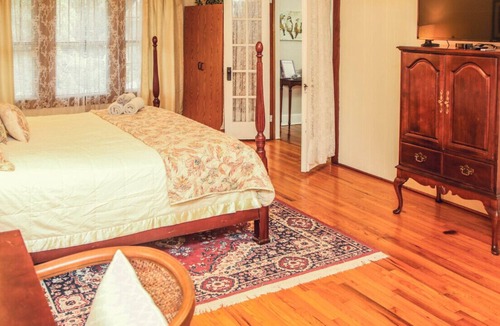 Landrum House | Historic Landrum Cottage: Minutes to Downtown