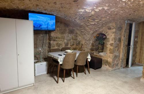 Nachlaot Apartment | historic luxury cave