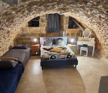 Nachlaot Apartment | historic luxury cave