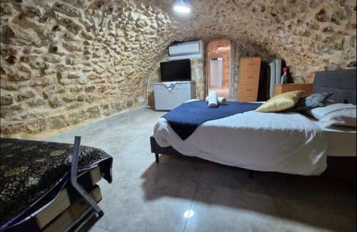 Nachlaot Apartment | historic luxury cave