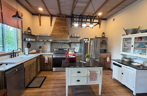 Jonesboro House | Historic luxury refurbished barn - Hiking trails & Shawnee Hills Wine Trail