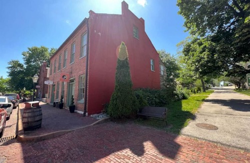 St. Charles Apartment | Historic Main St. Customs House Upstairs Apartment