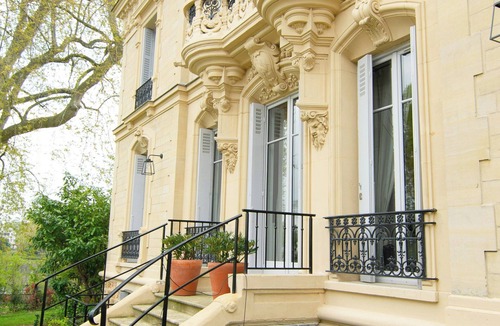 Chatou Apartment | Historic manor with private garden in Chatou