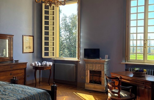 San Faustino-Madonnina-Quattroville Apartment | HISTORIC MANSION A STONE'S THROW FROM DOWNTOWN AND NEAR THE HIGHWAY EXIT