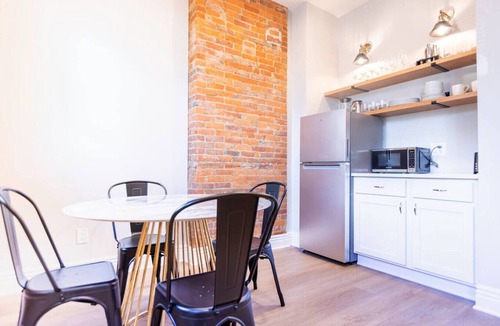 Victorian Village Apartment | Historic Meets Modern | Walk to Coffee | OSU