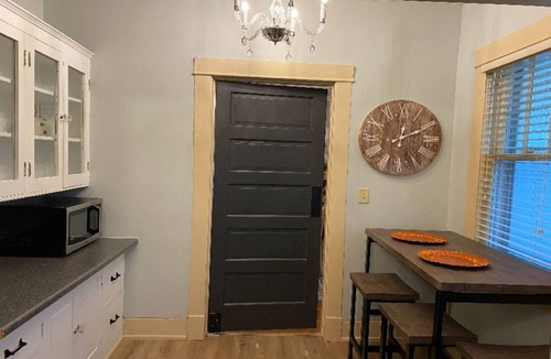 Sikeston House | Historic meets Modern Downtown 3 bedroom home