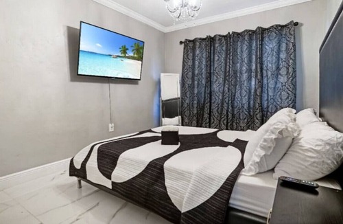 Northeast Miami Apartment | Historic MiMo District! Queen bed+Sofa bed+Parking