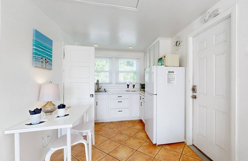 Townsite Cottage | Historic oceanfront studio with direct beach access, alfresco dining, & smart TV
