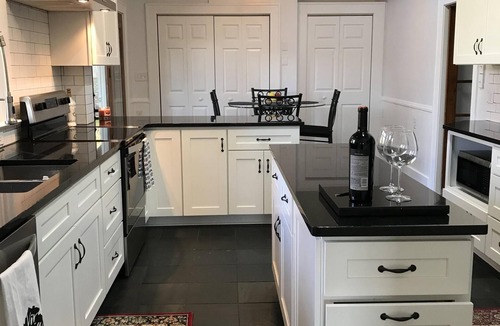 Keezletown Cabin | Historic Old Massanutten Lodge. Hot Tub! close to JMU and Massanutten Resort!