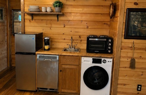 Chesterhill Cabin | Historic Quaker Log Cabin. Pet Friendly!