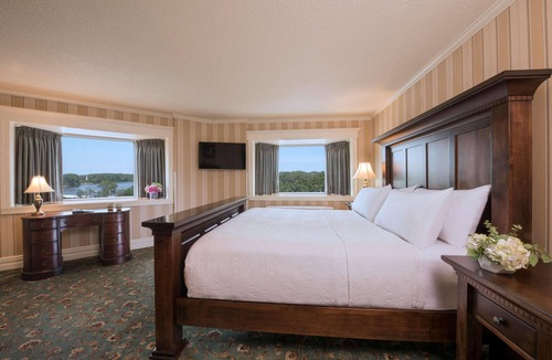 Red Wing Hotel | Historic Red Wing Lux Hotel, Whirlpool Room -Close to Dining-Museums-Art & More!