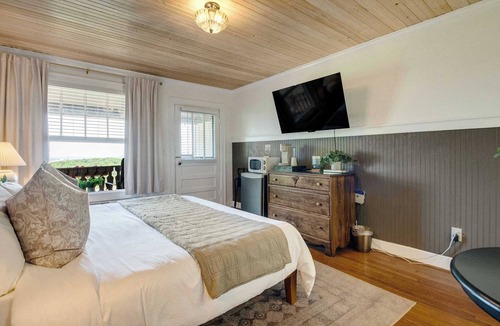 Lookout Valley Neighborhood Association Bed & Breakfast | Historic Riverview Inn - King Room Five
