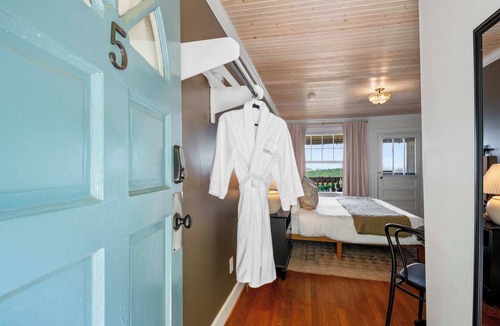 Lookout Valley Neighborhood Association Bed & Breakfast | Historic Riverview Inn - King Room Five