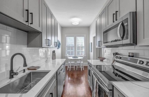 Riverside Apartment | Historic SidexSide Apt-Blocks from Shoppes of Avon