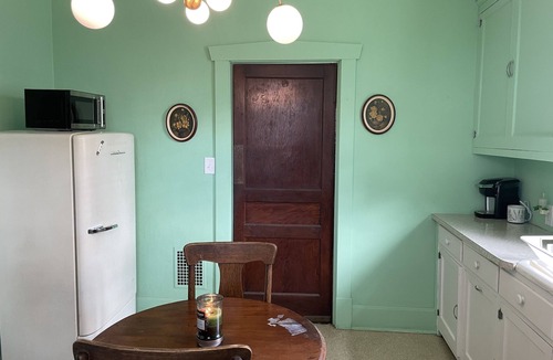 Springfield House | Historic Time Capsule in DT Springfield - 30 Mins from DT Nashville