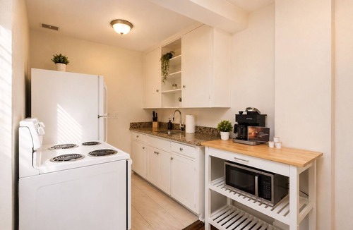 Historic Uptown Apartment | Historic Uptown 2BD 1BA - 8 min to Downtown & Pier