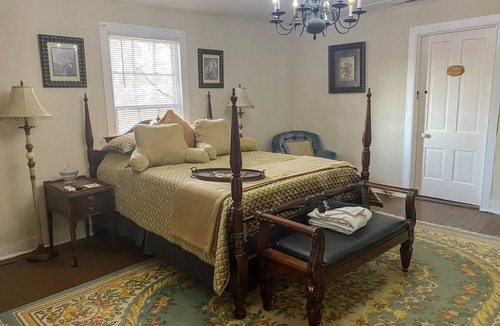 New Kent Bed & Breakfast | Historic Vaiden House, c.1781, on 8 acres: Modern Amenities with Old World Charm