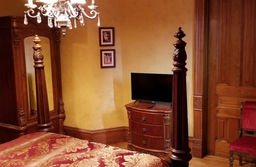 Folsom's Addition Bed & Breakfast | Historic Victorian Inn Gold Suite