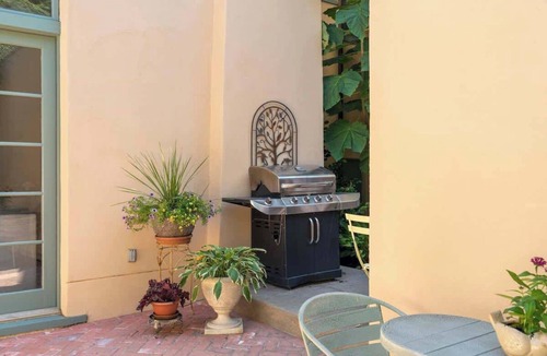 North Downtown House | Historic Villa Steps to Downtown - High Street Inn