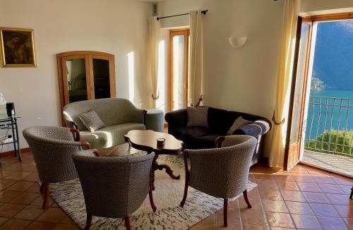 Castello Villa | Historic villa with magnificent lake views