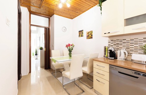Split Villa | Historic Villa with Private Hot Tub & Garden