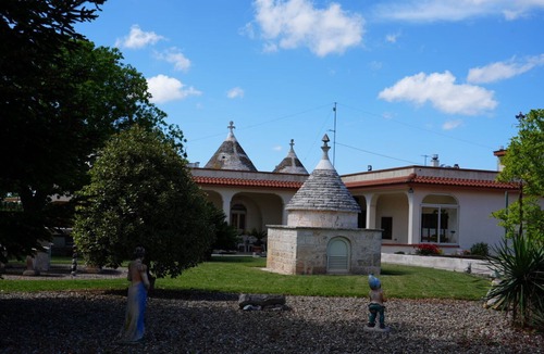 Ostuni Villa | Historic villa with trulli in Valle D'itria surrounded by nature