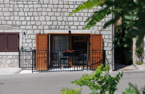 Muo Apartment | Historic Waterfront Apartment