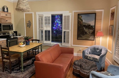 Warren Apartment | Historic Waterfront District., for lovers of art, restaurants, unique shops,