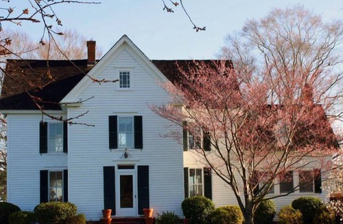 Onancock House | Historic Waterfront Farmhouse and Cottage