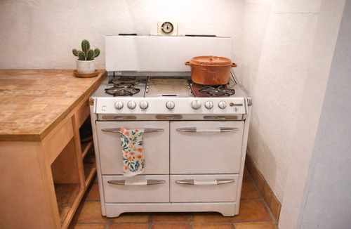 Marfa House | Historic Watermelon Adobe - King Bed - Walkable