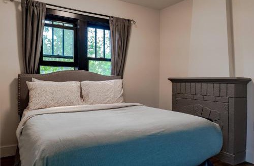 North Central Edmonton Apartment | Historical Building 1br 1ba Walk To Rogers Place