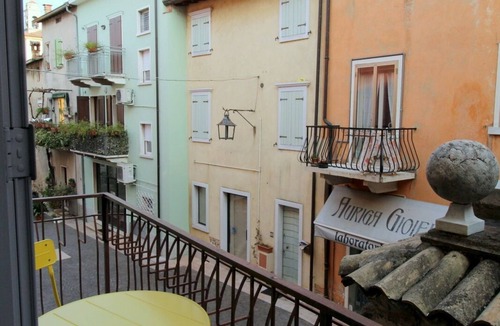 Lazise Old Town Apartment | Historical center elegant apartment