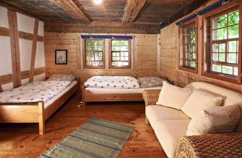 Buhlingen House | Historischer Vogtshof: eingezäunt | sonniger Garten | Kamin | Denkmalschutz